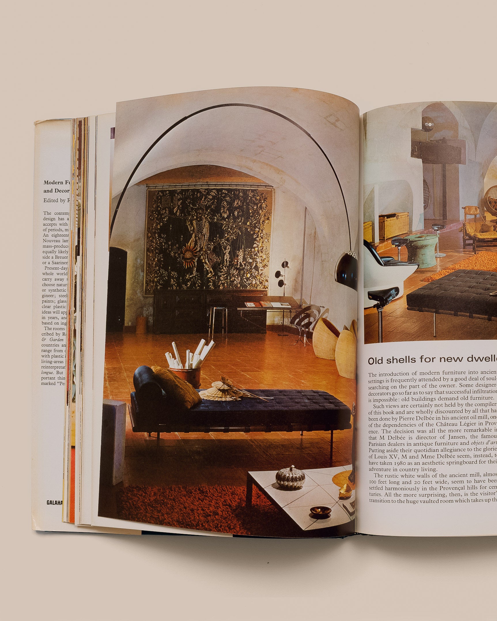 Modern Furniture and Decoration - Robert Harling - GOOD FRIEND